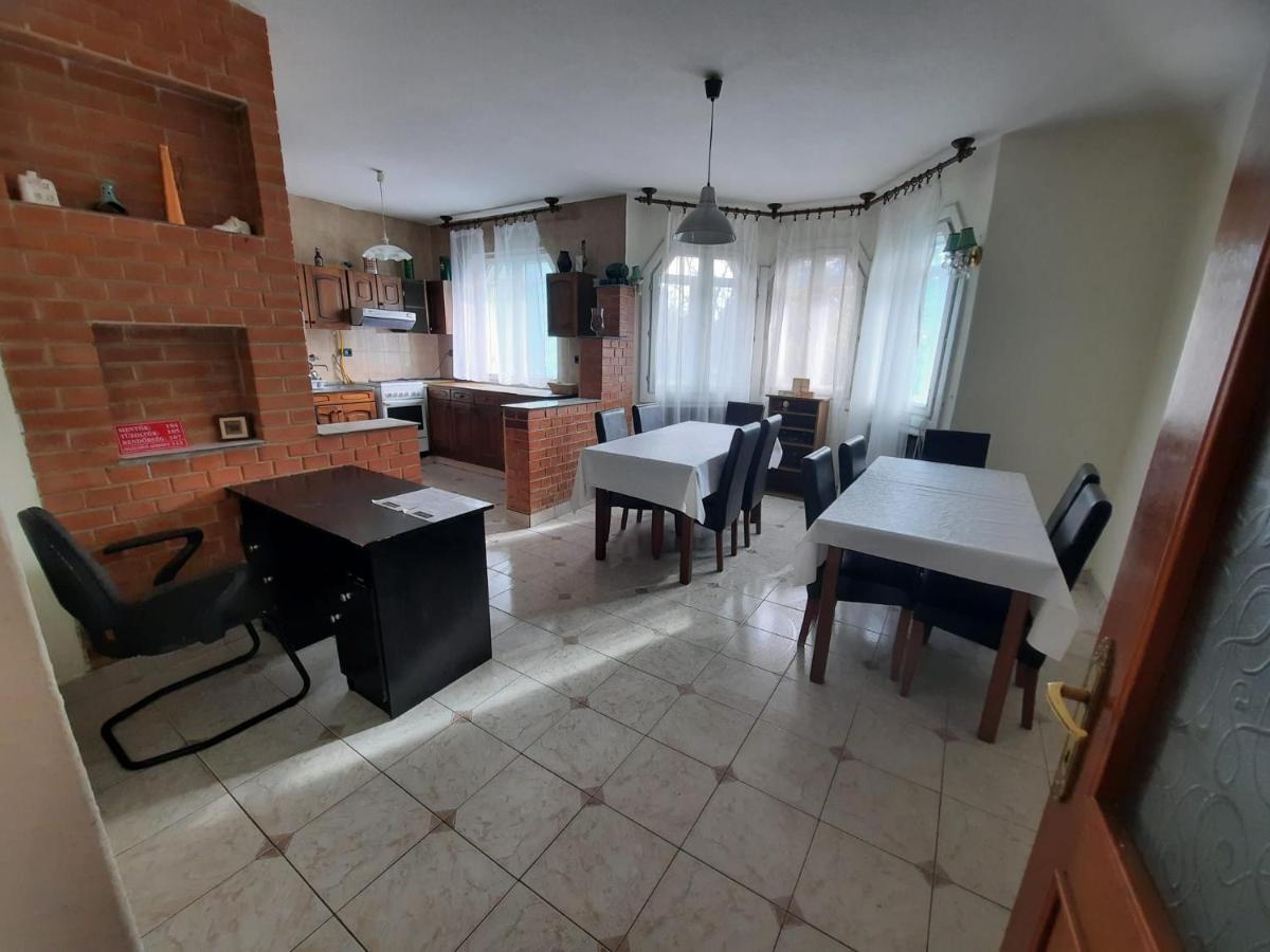 Laci Maganszallashely Homestay *